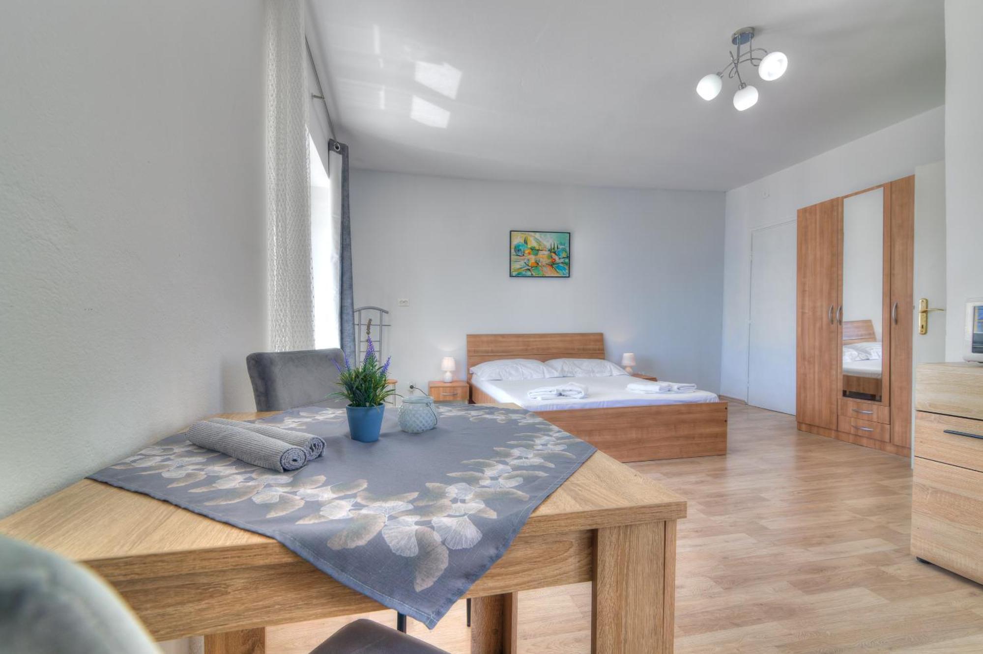 Apartmani Ana เซนญ์ ภายนอก รูปภาพ